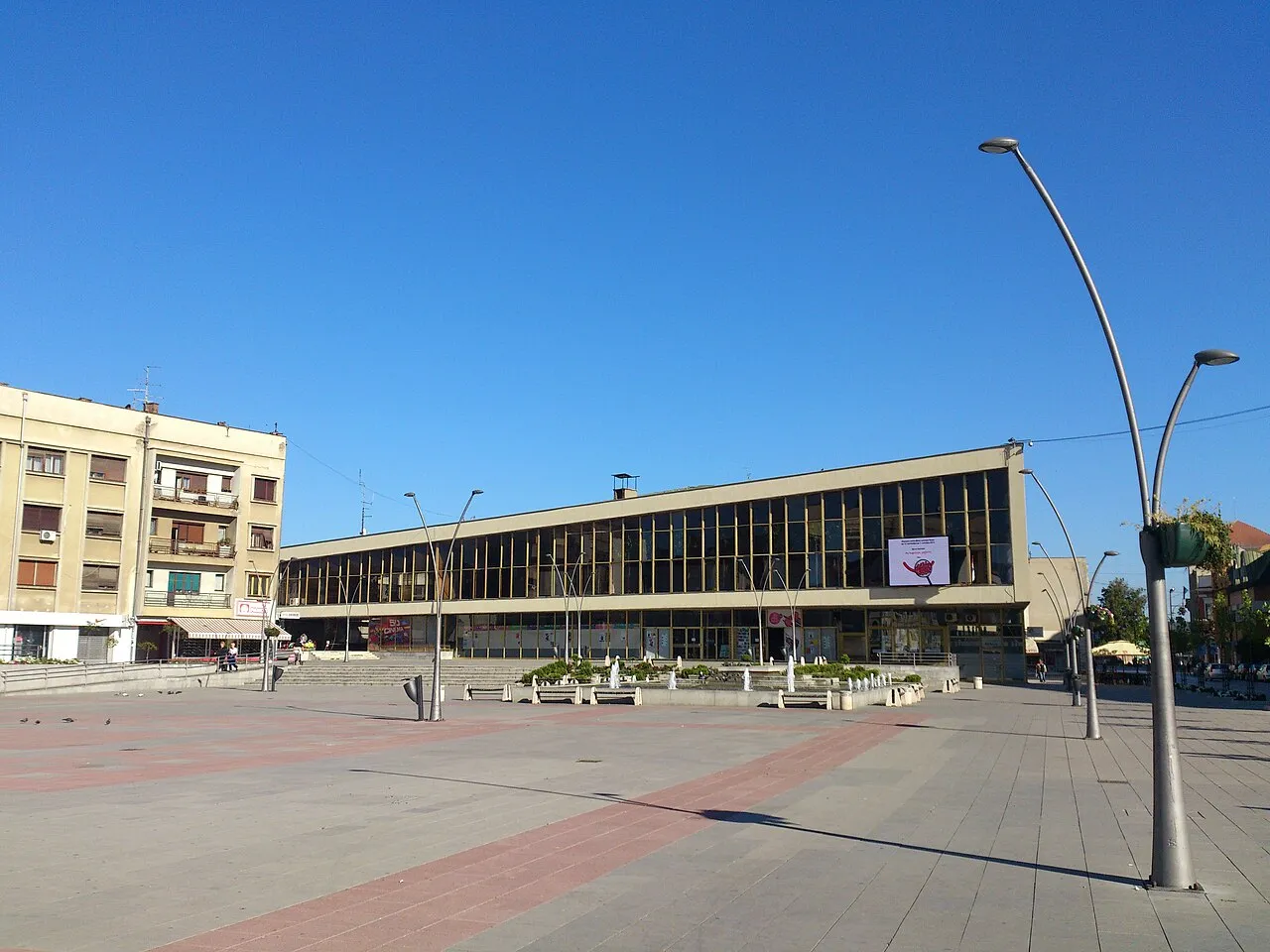 Het stadsplein van Čačak, Servië, waar de Studentska lista haar campagnebijeenkomst hield.